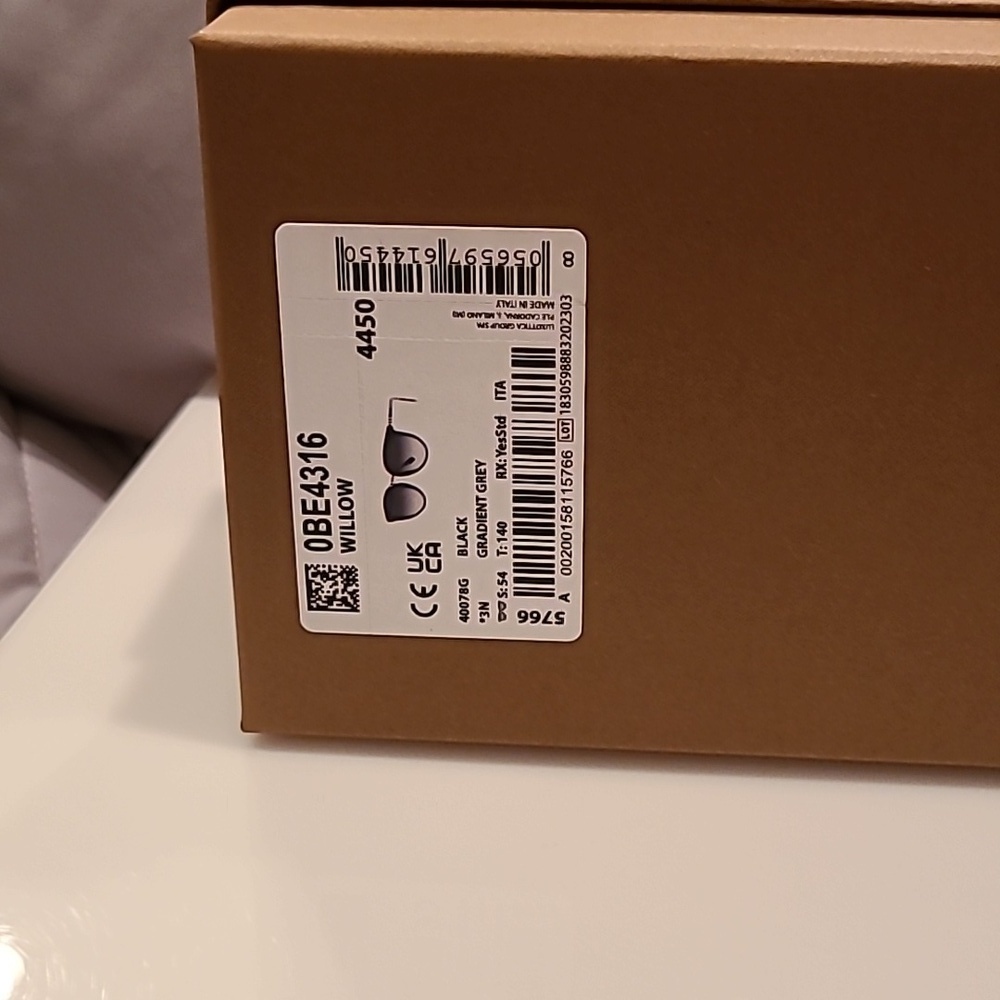 Burberry Black and White lightweight Sunglasses brand new in the box - Picture 14 of 15